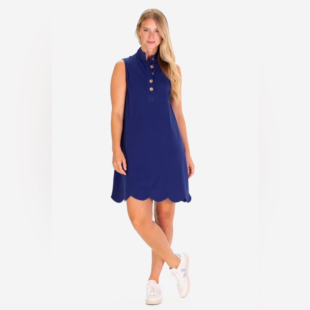 Duffield Lane PERFORMANCE PIQUE THE PIQUE SCALLOPED KINGSTON DRESS IN NAVY Med
